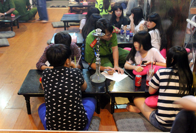 Cơ quan c&ocirc;ng an tiến h&agrave;nh kiểm tra qu&aacute;n c&agrave; ph&ecirc; b&aacute;n shisha cho học sinh