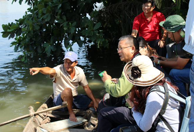 Người d&acirc;n trao đổi với c&aacute;c nh&agrave; khoa học v&agrave; ph&oacute;ng vi&ecirc;n về dự &aacute;n lấp s&ocirc;ng Đồng Nai