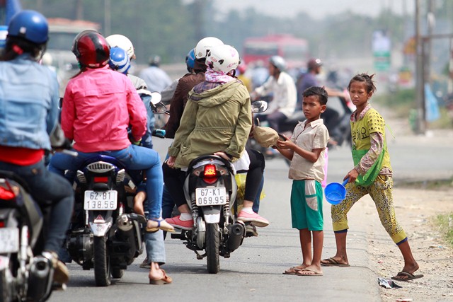 &ldquo;C&aacute;i bang nh&iacute;&rdquo; tỏa ra tứ ph&iacute;a để ăn xin.