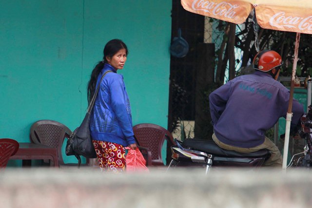 Ph&iacute;a b&ecirc;n kia lộ c&aacute;ch đ&oacute; kh&ocirc;ng xa l&agrave; một b&agrave; &ldquo;mẹ m&igrave;n&rdquo; đang quan s&aacute;t đ&aacute;m trẻ. Tho&aacute;ng thấy ống k&iacute;nh của ph&oacute;ng vi&ecirc;n, b&agrave; ta t&ograve; vẻ lo lắng v&agrave; trốn đi