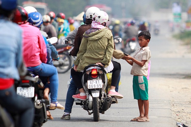 Hầu hết c&aacute;c c&aacute;i bang nh&iacute; n&agrave;y đều kh&ocirc;ng biết tiếng Việt, chỉ &uacute; ớ v&agrave; ngửa n&oacute;n xin tiền người đi đường