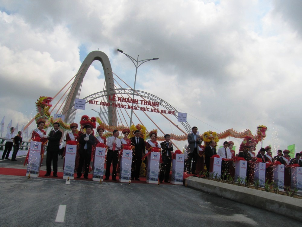 Cắt băng kh&aacute;nh th&agrave;nh