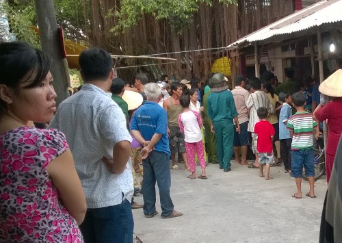 Nhiều người v&acirc;y quanh nh&agrave; Bảo xem c&ocirc;ng an kh&aacute;m nghiệm tử thi