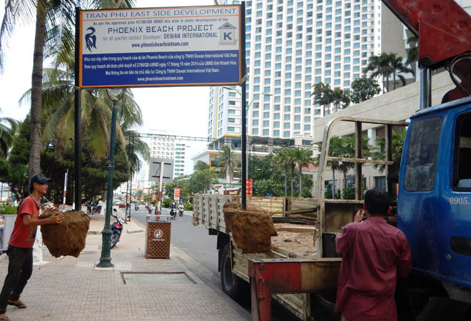 Nhổ bỏ biển cấm cản của C&ocirc;ng ty TNHH Dewan đưa l&ecirc;n xe