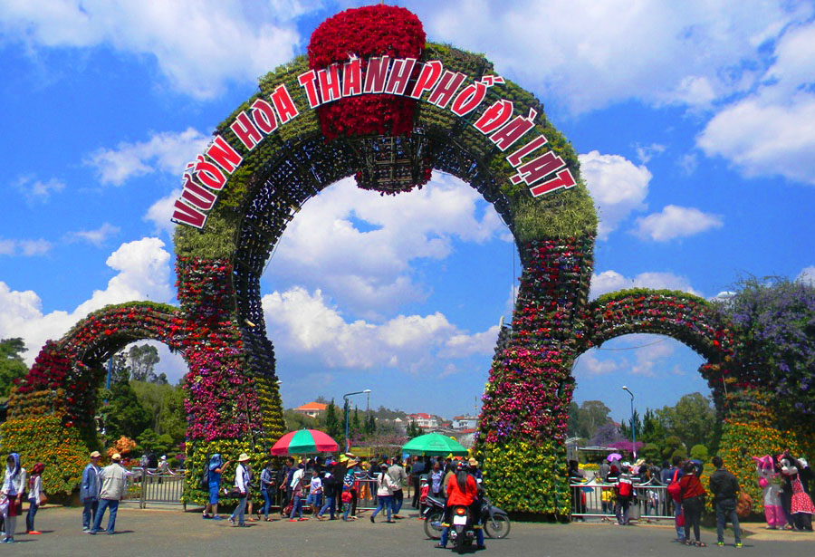 Du kh&aacute;ch đến thm quan Vườn hoa Đ&agrave; Lạt. Ảnh: M.Hải