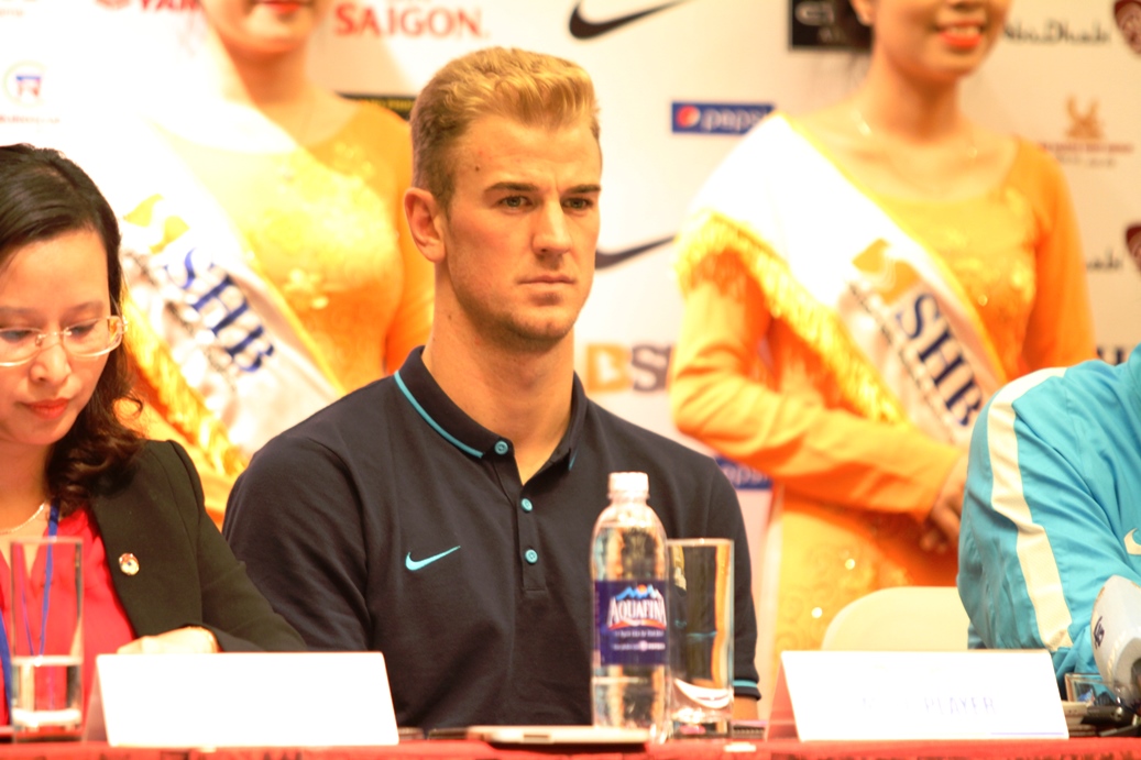Thủ m&ocirc;n Joe Hart phát bi&ecirc;̉u trước th&ecirc;̀m tr&acirc;̣n đ&acirc;́u giao hữu với đ&ocirc;̣i tuy&ecirc;̉n Qu&ocirc;́c gia Vi&ecirc;̣t Nam