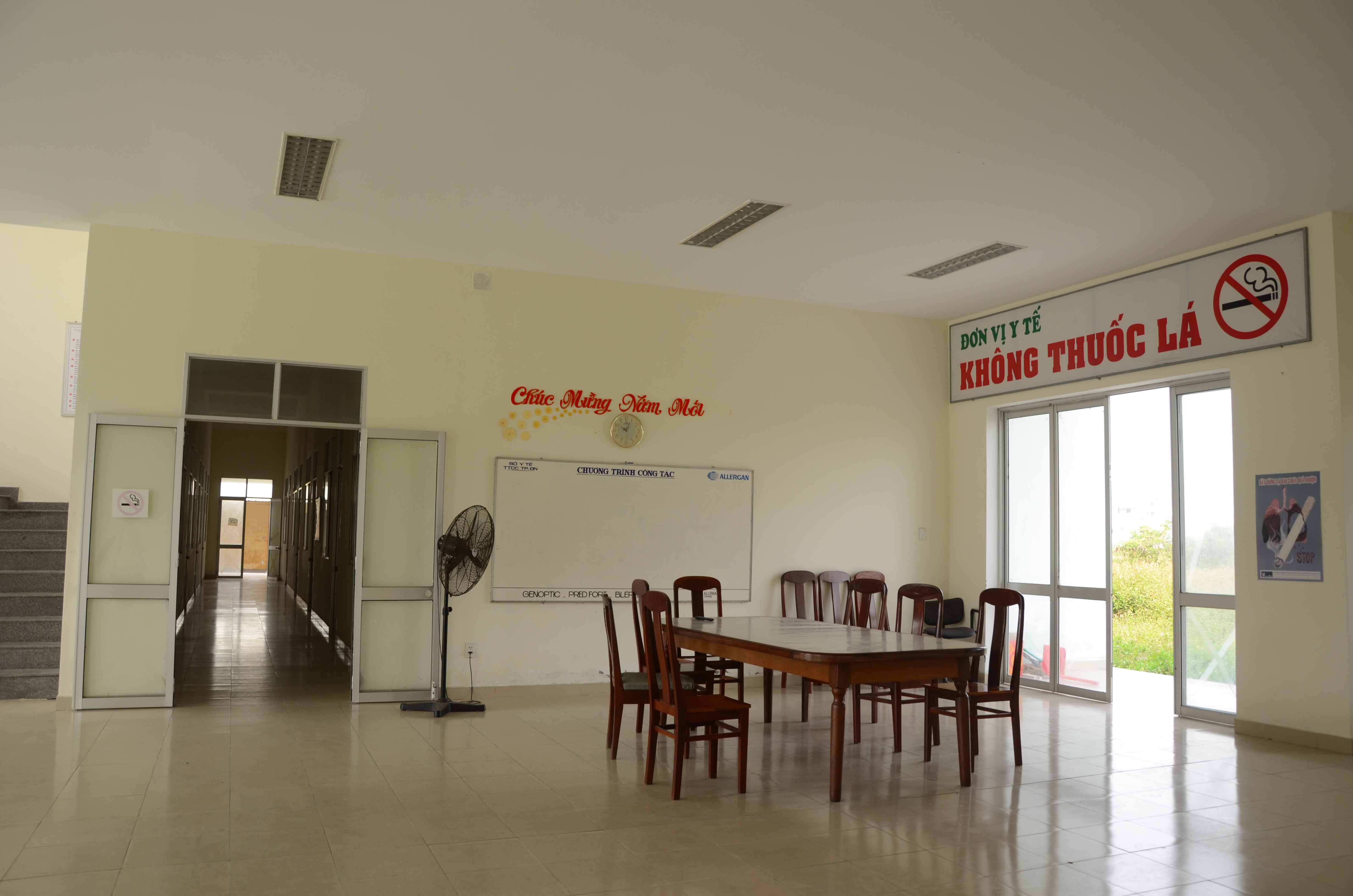 Trung t&acirc;m mới c&oacute; đầy đủ ph&ograve;ng ốc nhưng lại vắng hoe 