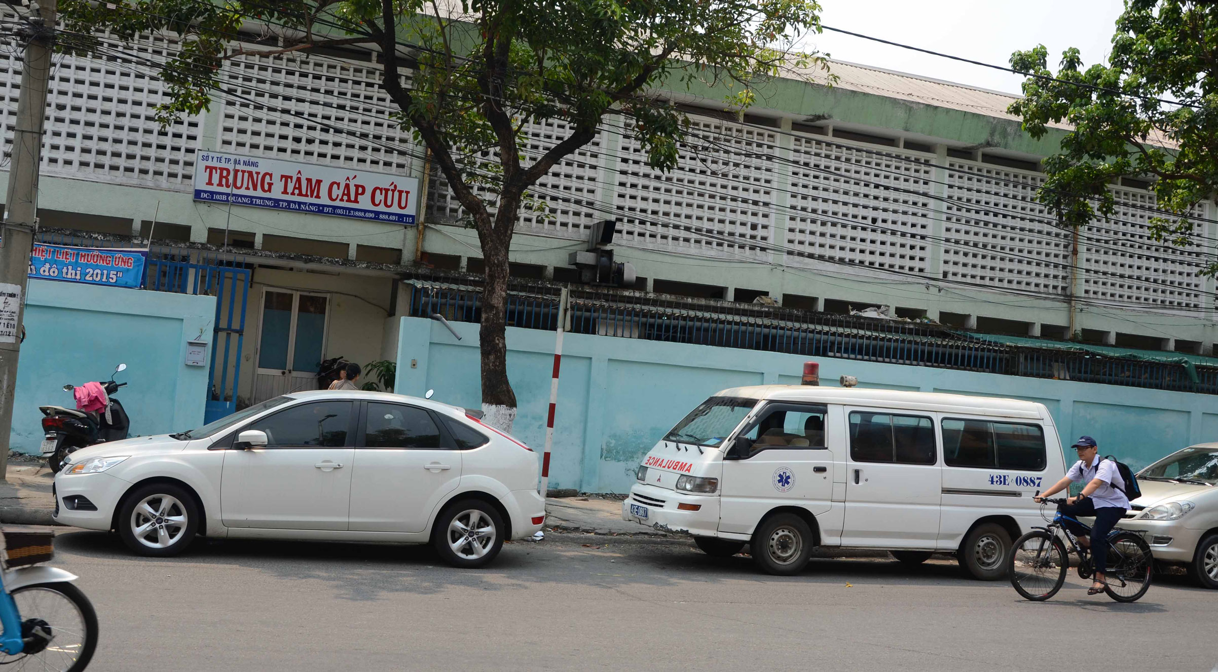 Trung t&acirc;m cấp cứu ở tạm cạnh Bệnh viện Đ&agrave; Nẵng th&igrave; chật hẹp, xe cấp cứu phải đậu ngo&agrave;i đường