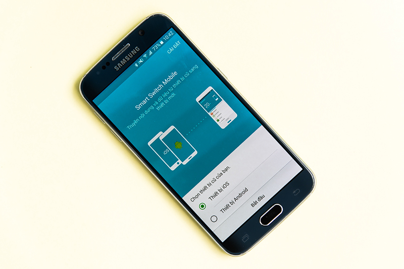 Smart Switch cho ph&eacute;p Galaxy S6 lấy dữ liệu dễ d&agrave;ng từ thiết bị iOS hoặc Android.