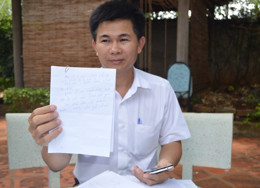 &Ocirc;ng Trần Minh Lợi với những bằng chứng tố c&aacute;o 2 c&aacute;n bộ c&ocirc;ng an nhận hối lộ