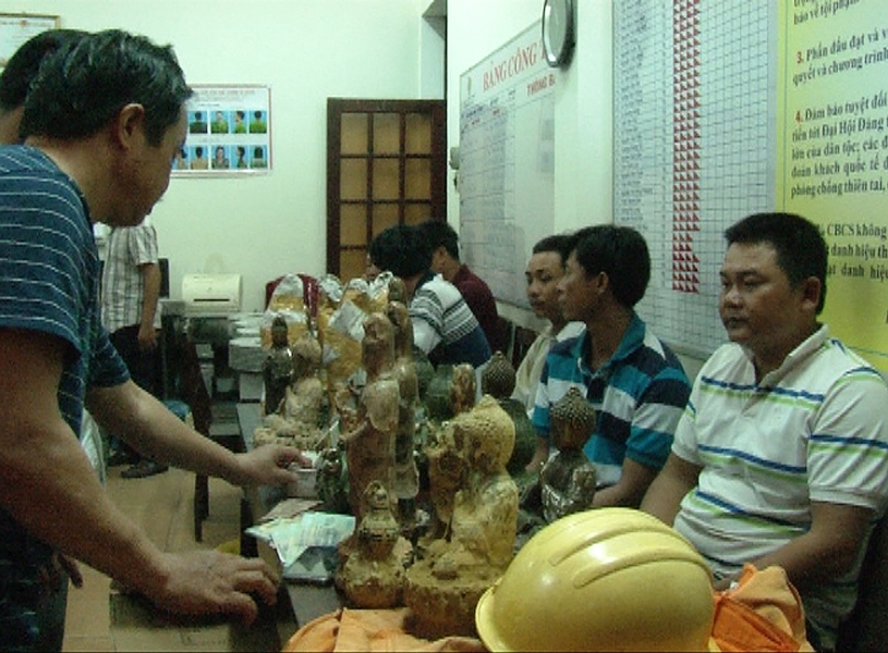 C&aacute;c đối tượng c&ugrave;ng tang vật d&ugrave;ng để lừa đảo
