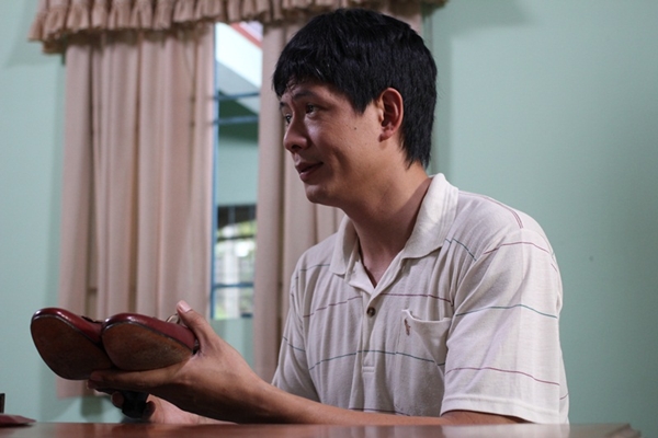 B&igrave;nh Minh trong vai Quang- &ocirc;ột thợ đ&oacute;ng gi&agrave;y