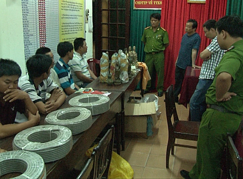 C&aacute;c đối tượng d&ugrave;ng &aacute;o quần v&agrave; c&aacute;c cuộn d&acirc;y điện để lừa đảo tượng đồng vừa mới đ&agrave;o được