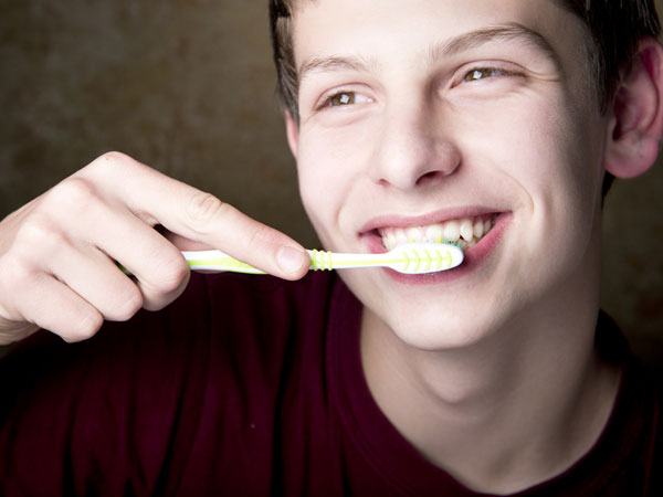 Đ&aacute;nh răng trước khi ngủ gi&uacute;p giảm h&ocirc;i miệng buổi s&aacute;ng