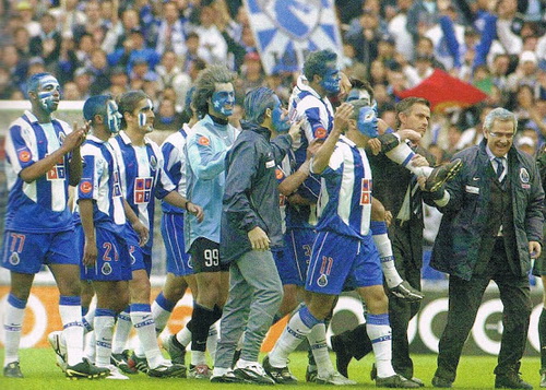 Cầu thủ m&ecirc; Mourinho từ những việc l&agrave;m nho nhỏ n&agrave;y (Mourinho b&igrave;a phải c&ocirc;ng k&ecirc;nh cầu thủ sau chiến thắng của Porto ở chung kết Champions League 2003-2004)