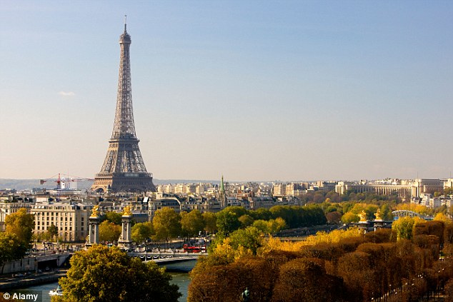 M&aacute;y bay kh&ocirc;ng người l&aacute;i xuất hiện gần th&aacute;p Eiffel. Ảnh: Alamy