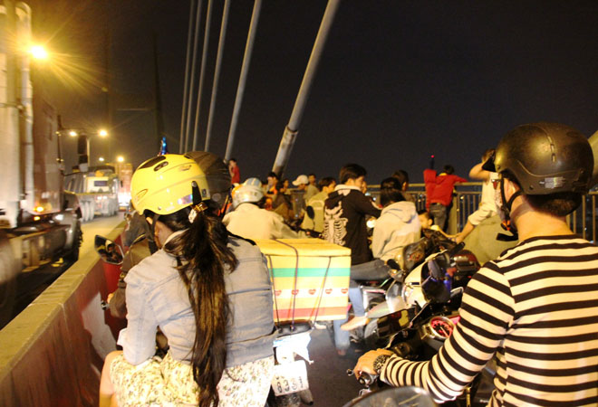 H&agrave;ng ng&agrave;n người &ugrave;n &ugrave;n k&eacute;o l&ecirc;n cầu Ph&uacute; Mỹ để xem ph&aacute;o hoa, kh&ocirc;ng một ai di chuyển được.