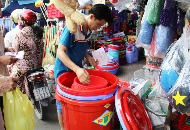 Lượng thau, chậu ở c&aacute;c cửa h&agrave;ng b&aacute;n tăng vọt sau khi c&oacute; th&ocirc;ng tin c&uacute;p nước tr&ecirc;n diện rộng