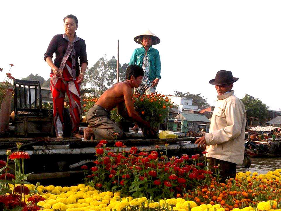 Nhộn nhịp ghe xuồng b&aacute;n hoa