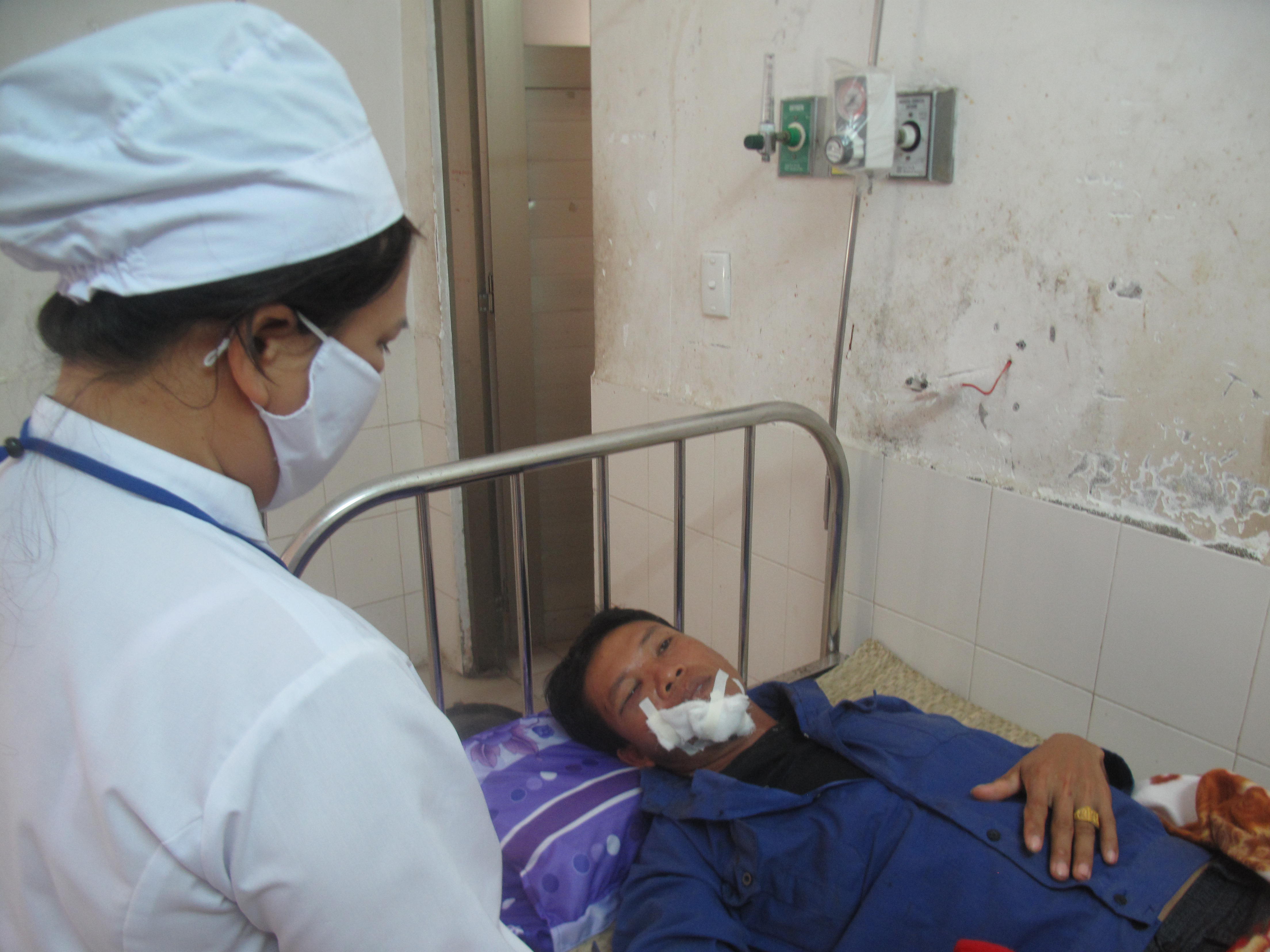Đội trưởng thi c&ocirc;ng Nguyễn Văn Bằng đang được cấp cứu tại Bệnh viện đa khoa Ph&uacute; Y&ecirc;n.