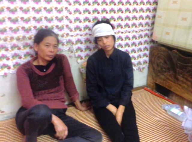 Chị Nguyễn Thị Thơm (b&igrave;a phải) vẫn chưa hết b&agrave;ng ho&agrave;ng v&agrave; đau đớn trước c&aacute;i chết của mẹ chồng v&agrave; 2 con trai