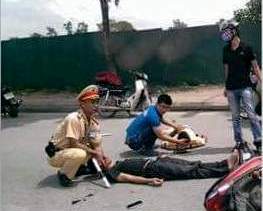 Thanh niên phóng nhanh, tông xe máy vào CSGT