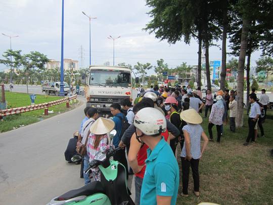 Người d&acirc;n hiếu kỳ đến hiện trường theo d&otilde;i vụ tai nạn