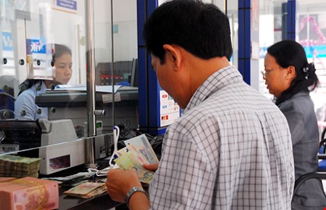 Nhà băng ‘vắt chân lên cổ’ thoái vốn