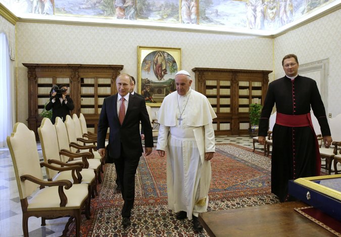 &Ocirc;n Putin gặp Gi&aacute;o ho&agrave;ng Francis. Ảnh: New York Times