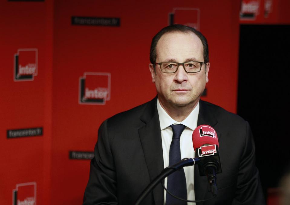 Tổng thống Ph&aacute;p Francois Hollande ph&aacute;t biểu tr&ecirc;n đ&agrave;i ph&aacute;t thanh France-Inter h&ocirc;m 5-1. Ảnh: AP