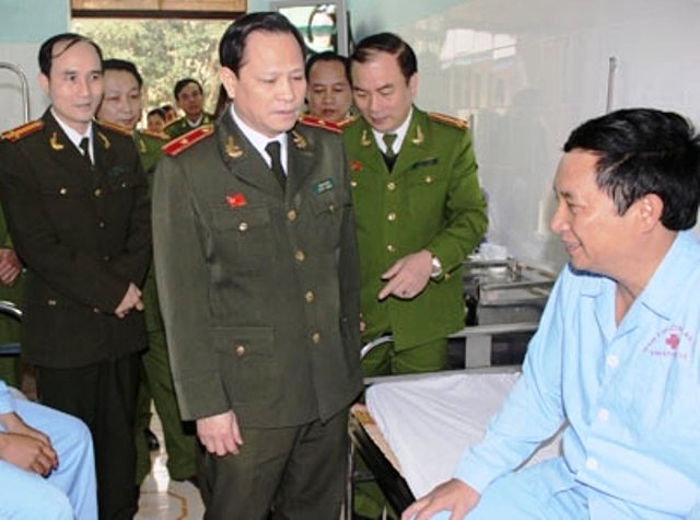 Thiếu tướng Trịnh Xuy&ecirc;n, Gi&aacute;m đốc C&ocirc;ng an tỉnh Thanh H&oacute;a tới thăm hỏi, động vi&ecirc;n c&aacute;c chiến sĩ c&ocirc;ng an bị thương