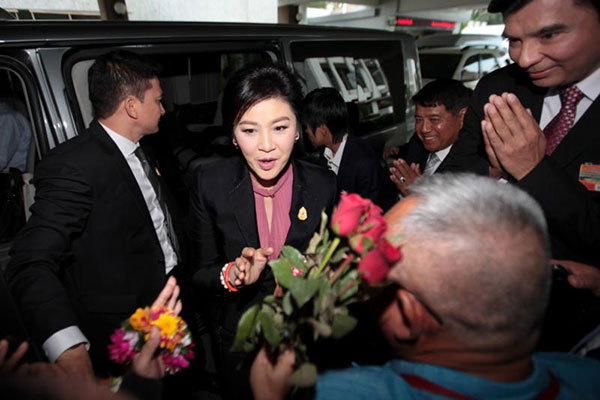 B&agrave; Yingluck được người ủng hộ ch&agrave;o đ&oacute;n s&aacute;ng 9-1 trước khi bước v&agrave;o phi&ecirc;n điều trần. Ảnh: Bangkok Post