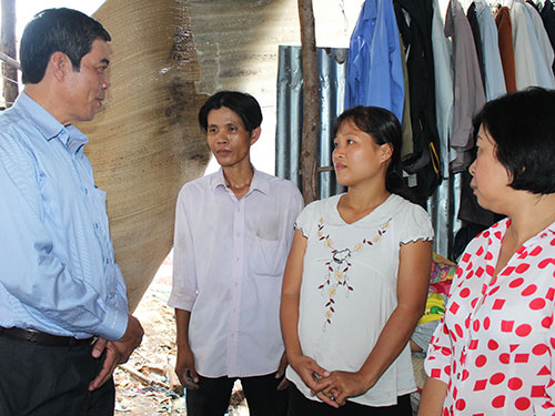 Lãnh đạo LĐLĐ TP HCM và LĐLĐ quận 6 thăm hỏi, động viên công nhân mất việc tại Công ty Bách Hợp