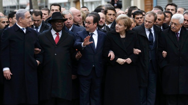 Trong bức ảnh gốc, nữ Thủ tướng Merkel đứng giữa Tổng thống Ph&aacute;p Francois Hollande v&agrave; Tổng thống Palestine Mahmoud Abbas. Ảnh: Reuters