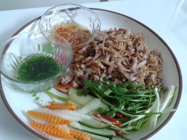Những nguy&ecirc;n liệu cho m&oacute;n b&aacute;nh m&igrave; b&igrave; thơm ngon kh&ocirc;ng thể thiếu mỡ h&agrave;nh, dưa chua