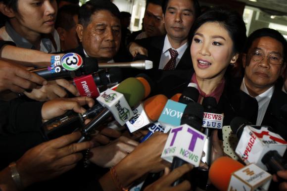 B&agrave; Yingluck trả lời b&aacute;o ch&iacute; trước khi đến phi&ecirc;n điều trần ng&agrave;y 9-1. Ảnh: Reuters