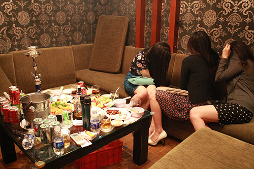 3 tiếp vi&ecirc;n c&ugrave;ng dụng cụ h&uacute;t thước shisha bị đo&agrave;n kiểm tra ph&aacute;t hiện