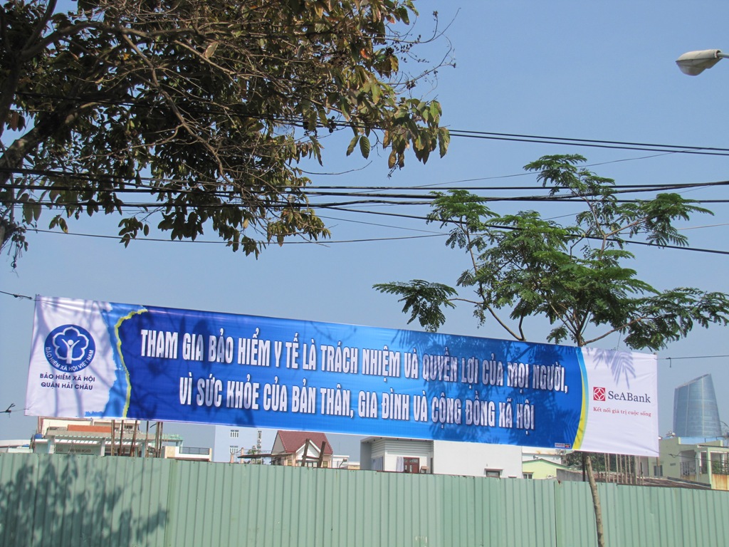 Băng r&ocirc;n quảng c&aacute;o c&oacute; bảng đồ Việt Nam, đứt đầu, đứt đu&ocirc;i tr&ocirc;ng rất phản cảm