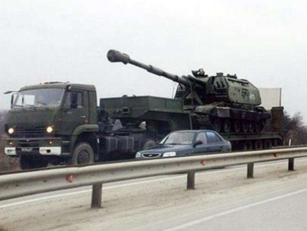 Một xe tăng Nga hướng về khu vực Donetsk, Đ&ocirc;ng Ukraine. Ảnh: Daily Mail
