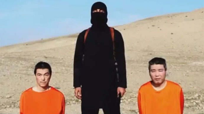 Hai c&ocirc;ng d&acirc;n Nhật Bản Kenji Goto v&agrave; Haruna Yukawa trong đoạn video. Ảnh: Youtube