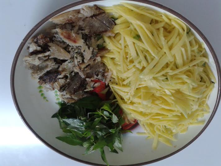 Nguy&ecirc;n liệu đơn giản của m&oacute;n gỏi xo&agrave;i xanh kh&ocirc; sặc