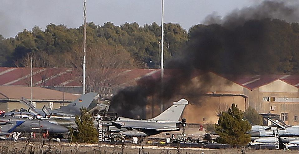 Chiếc F-16 lao v&agrave;o m&aacute;y bay NATO đậu ph&iacute;a dưới h&ocirc;m 26-1. Ảnh: AP