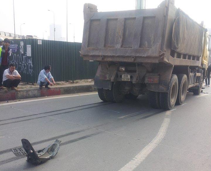 Đu&ocirc;i xe m&aacute;y bị rời ra khỏi xe v&agrave; vết phanh xe ben ch&aacute;y mặt đường