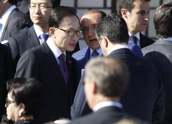 Cựu Tổng thống H&agrave;n Quốc Lee Myung-bak (tr&aacute;i) tại Mỹ th&aacute;ng 4-2013. Ảnh: Reuters