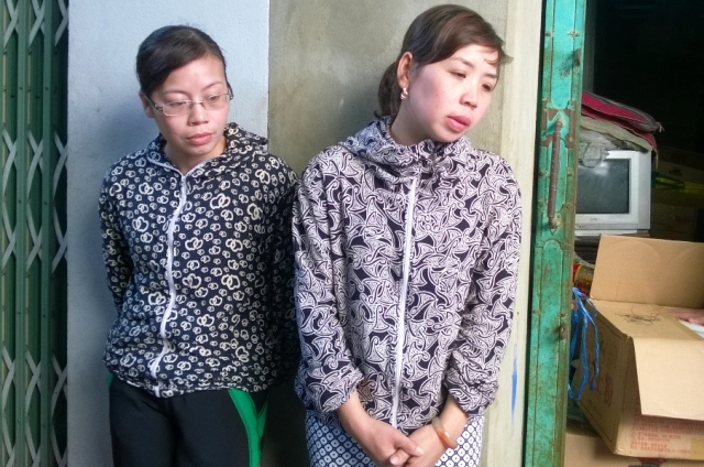 Hai người bị bắt