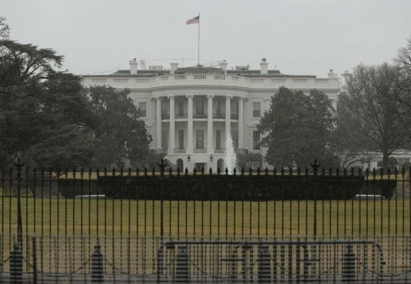 Hàng rào bảo vệ phía ngoài Nhà Trắng. Ảnh: Reuters