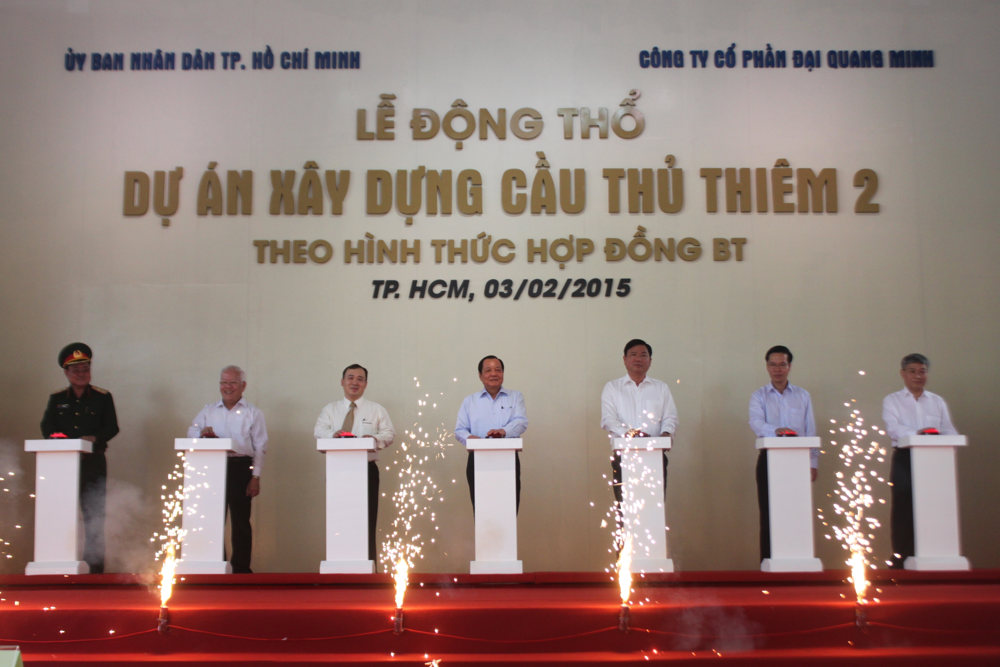 L&atilde;nh đạo TP HCM v&agrave; Bộ trưởng Đinh La Thăng (thứ ba, từ phải qua) đến dự lễ động thổ cầu Thủ Thi&ecirc;m 2