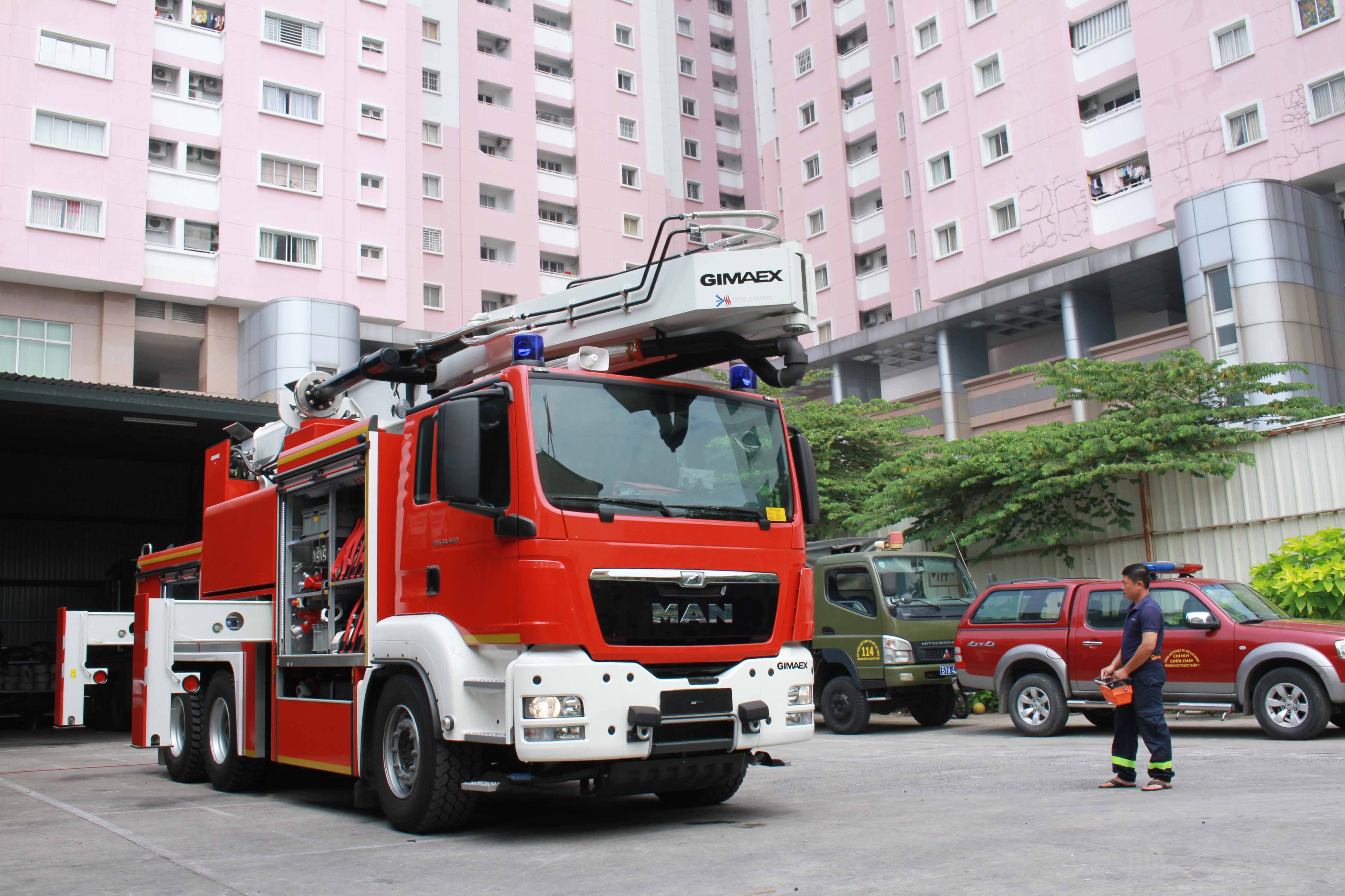 Xe chuy&ecirc;n dụng điều khiển tự động chữa ch&aacute;y đa năng v&agrave; ph&aacute; dỡ c&ocirc;ng tr&igrave;nh. Đ&acirc;y l&agrave; loại xe r&ocirc;bốt chữa ch&aacute;y hiện đại được trang bị bơm chữa ch&aacute;y c&ocirc;ng suất lớn k&egrave;m theo hệ thống tạo bọt h&ograve;a kh&iacute; n&eacute;n theo c&ocirc;ng nghệ mới 1-7