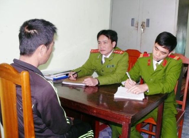 Một trong 2 đối tượng đang được C&ocirc;ng an huyện Tĩnh Gia lấy lời. Ảnh C&ocirc;ng an Thanh H&oacute;a
