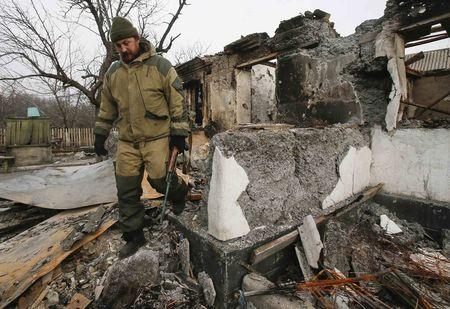 Một khu vực ở ph&iacute;a Nam Donetsk bị t&agrave;n ph&aacute; tan hoang. Ảnh: Reuters